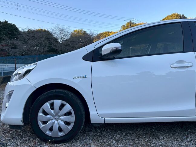 燃費性能の証、HYBRIDエンブレム！ エコで経済的な走りを約束します【アクア】